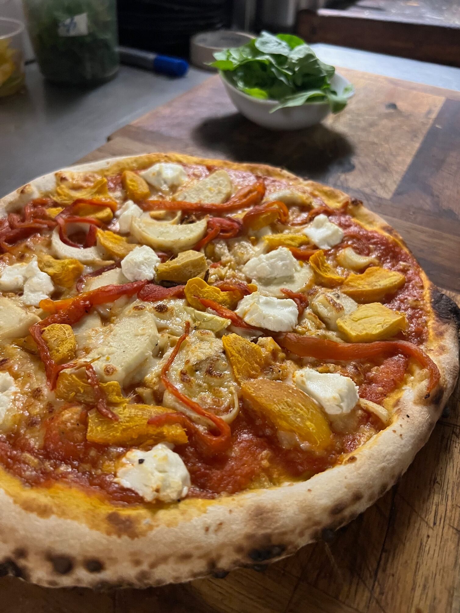 Los 9 de febrero se celebra el Día Mundial de la Pizza, para este 2025 hablamos de la Guapileña, una pizza que tiene pejibaye 100% de guápiles y es hecha en Riverside Pizzería & Gastropub por el chef Gilad Chudler; el negocio es propiedad de Daniel Harris y queda sobre la ruta 32 en San Isidro de Heredia