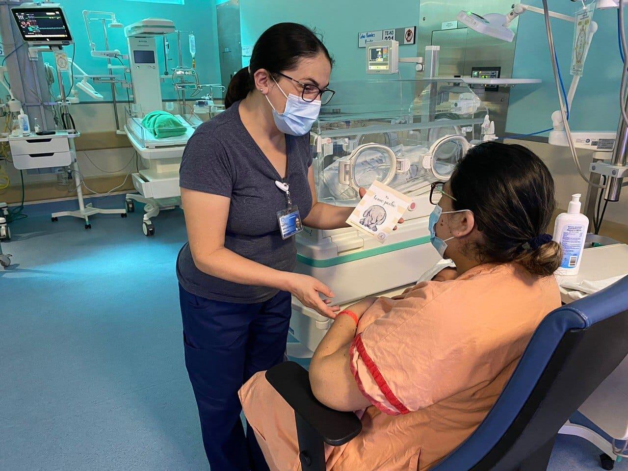 Bebés internados en cuidados intensivos, cuidados intermedios y cuidados generales del Servicio de Neonatología del hospital Rafael Ángel Calderón Guardia guardarán un recuerdo de su estancia y avance durante su internamiento