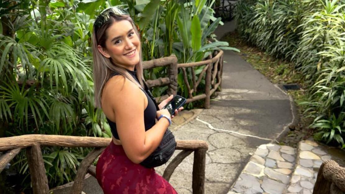 Portera tica sumó su belleza a un destino en Alajuela y brilló con patriótica canción.