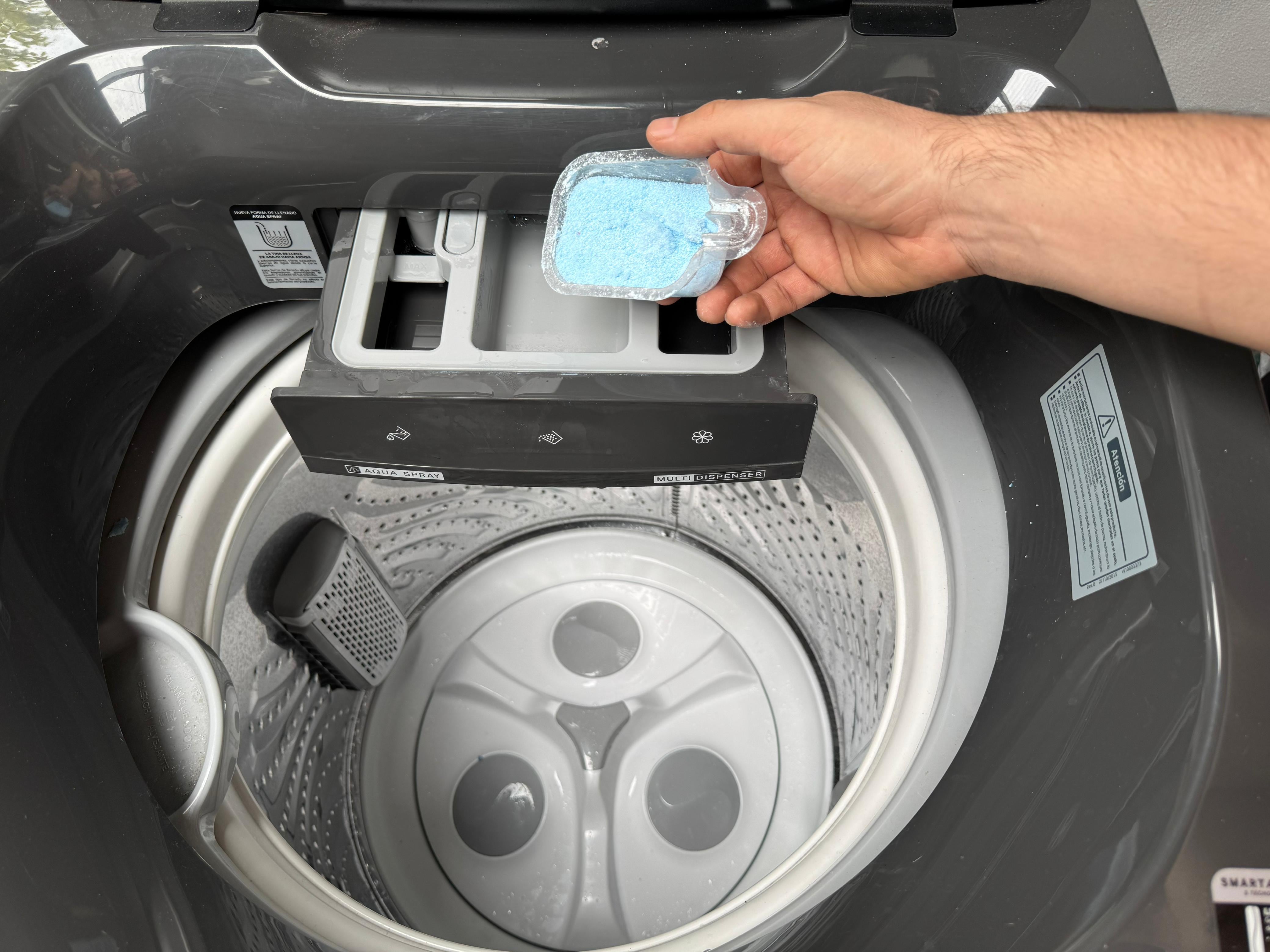 Los expertos recomiendan disolver el detergente en polvo antes de colocarlo en la máquina.