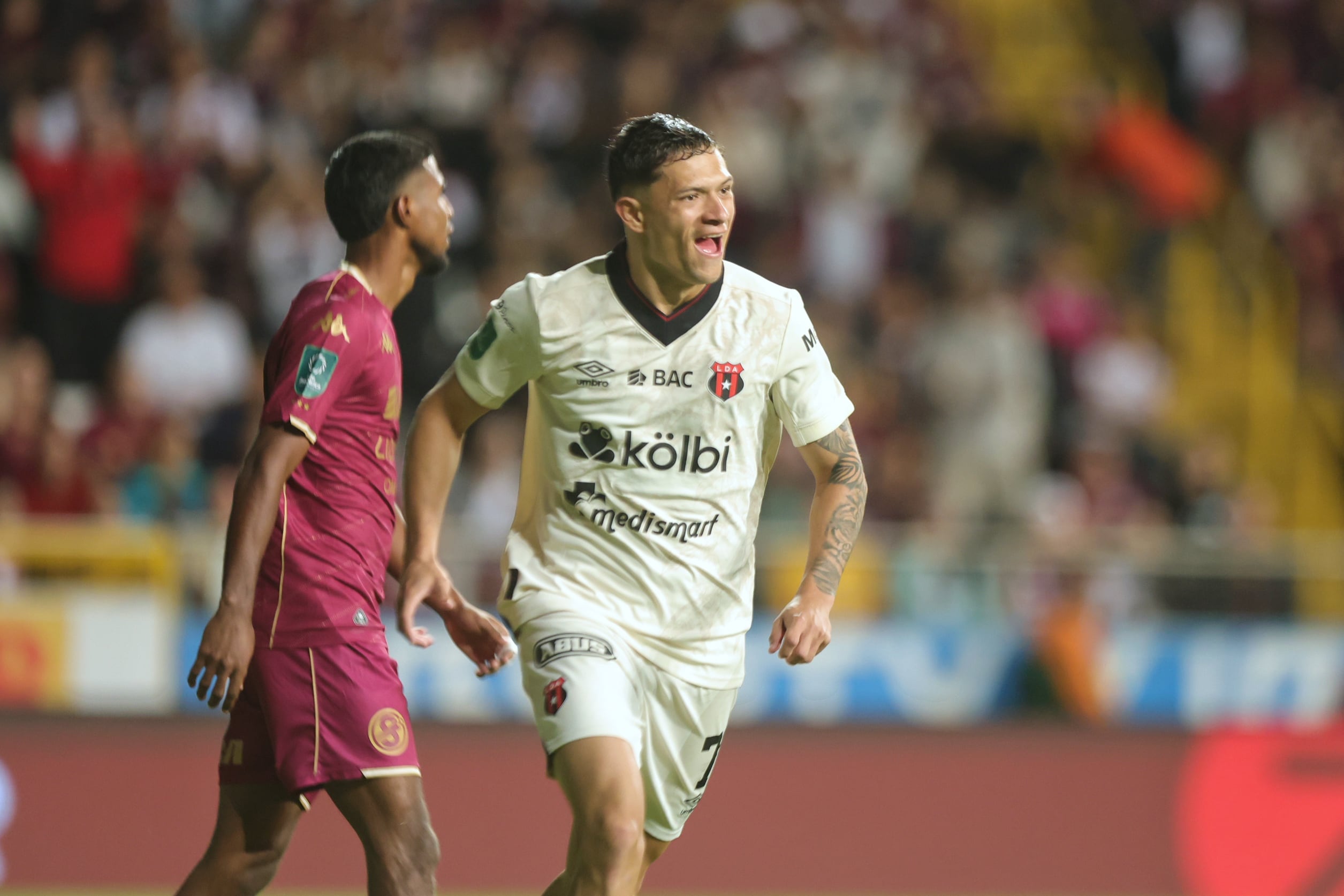 30/08/2025/ juego entre Deportivo Saprissa vs Liga Deportiva Alajuelense por el clásico nacional en la jornada 6 del torneo clausura 2025 en el estadio Ricardo Saprissa  / foto John