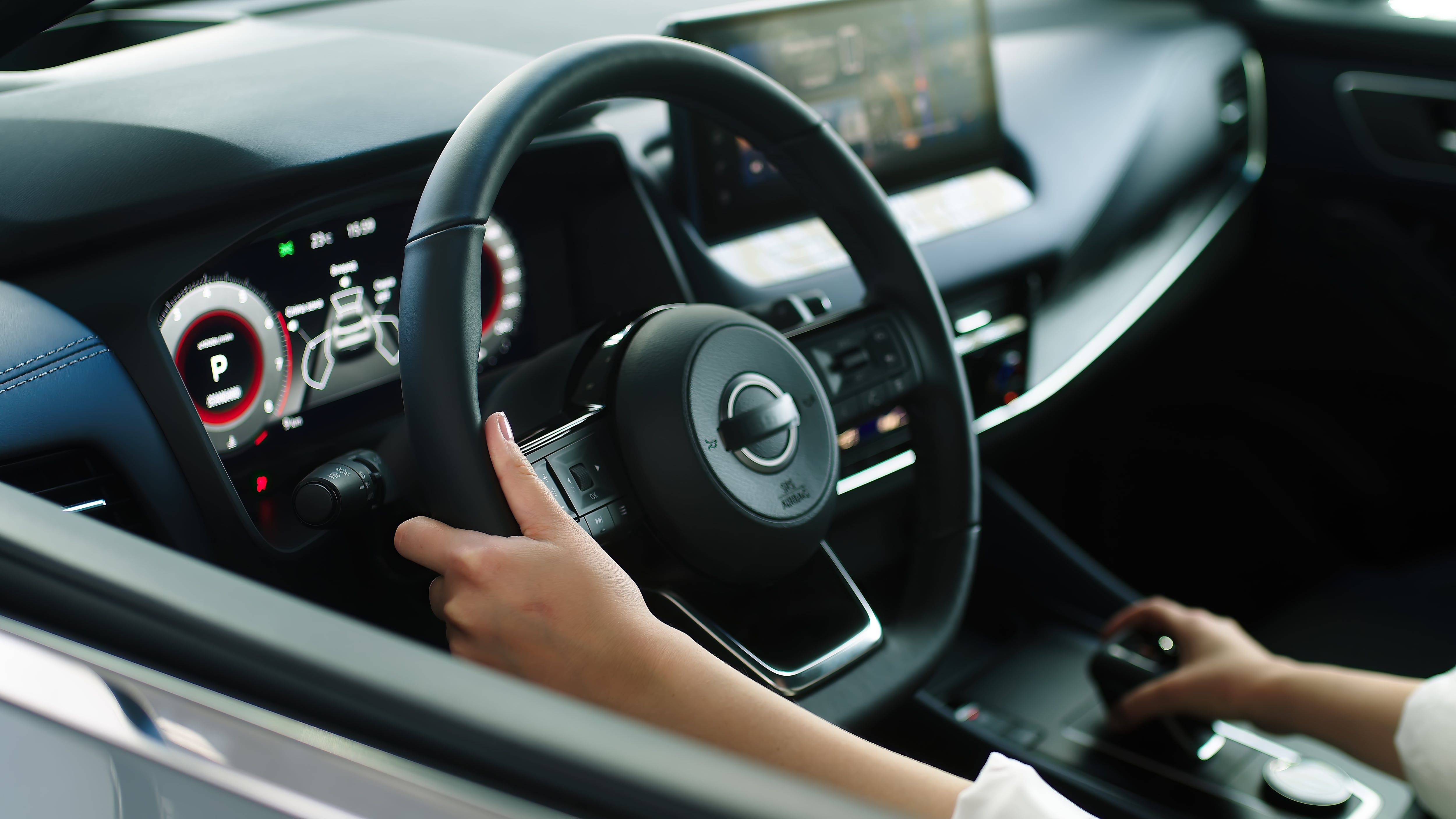 Mujer manejando automóvil