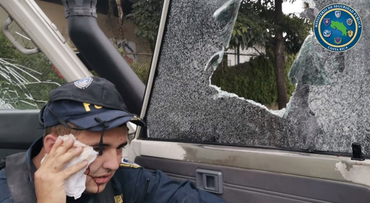 Oficiales de la Fuerza Pública heridos en la batalla campal contra manifestantes frente a Casa Presidencial el 12 de octubre del 2020