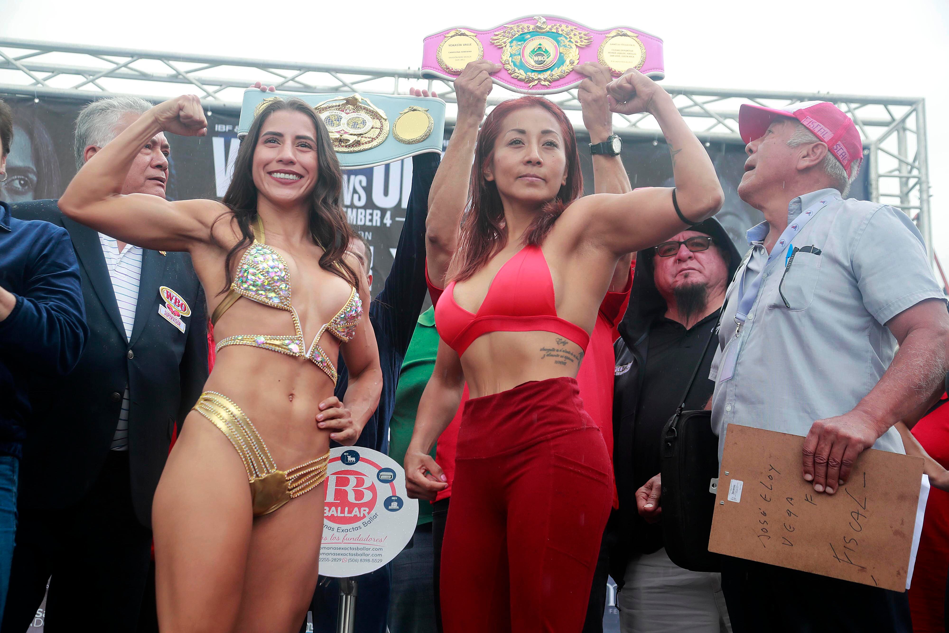 03/11/2023     Cartago. Pesaje, frente a las Ruinas de Cartago, de Yokasta Valle y su contrincante, Anabel La Avispa Ortiz, para la pelea de este sábado. Gran cantidad de público asistió para presenciar el evento.