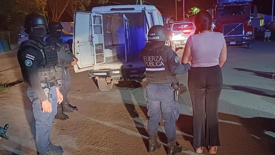 Una mujer de apellido Potosme, de 21 años, novia de Jean Franco Segura Gómez, de 28 años, el dueño del bar Dude’s, la buscaban por una sentencia pendiente. Foto: MSP