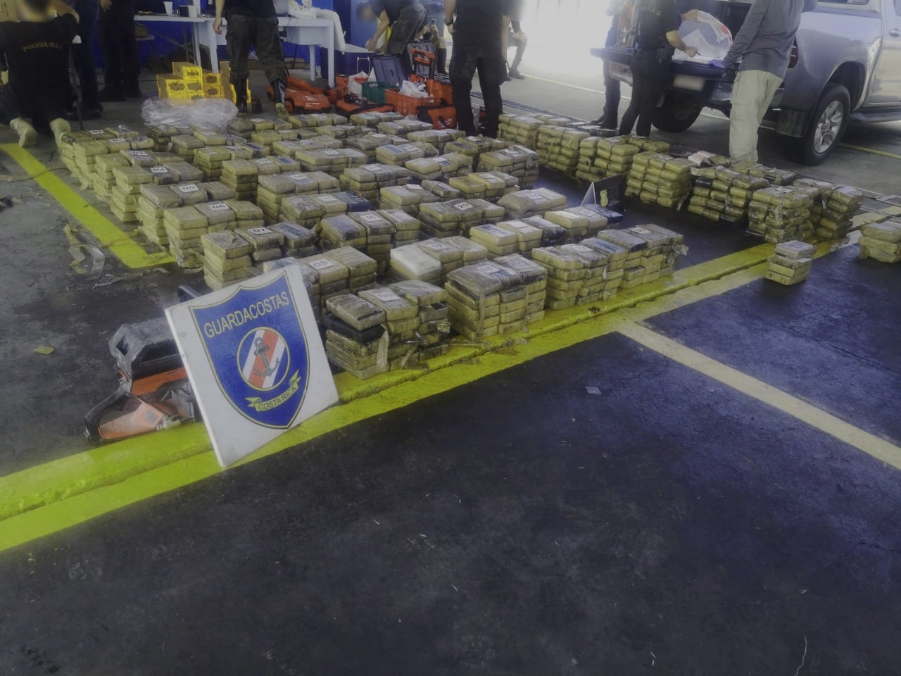 Detienen a ocho “pescadores” que viajaban en lanchas cargadas con 30 pistolas y 808 kilos de cocaína