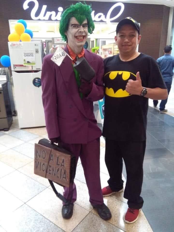 Eduardo Salazar Gámez colecciona figuras de Batman, bueno colecciona todo lo que tenga que ver con Batman. Tiene 43 años y su pasión por el Caballero de la Noche le nació cuando tenía 13