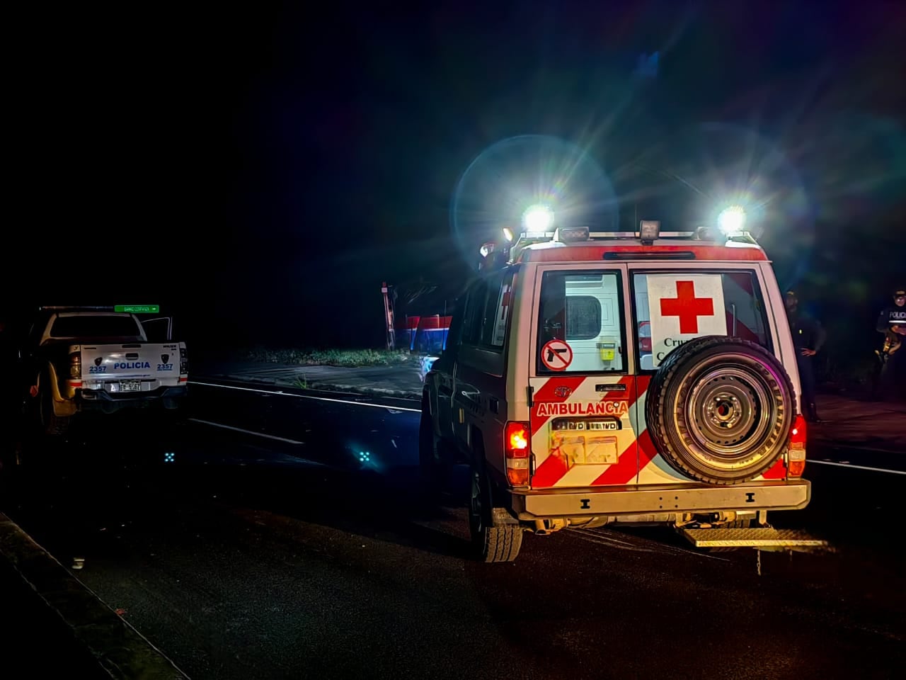 Escena donde una mujer murió como víctima colateral de un ataque armado en La Estrada de Matina, Limón. Fuerza Pública y Cruz Roja aseguraron la escena del crimen. Fortografía: