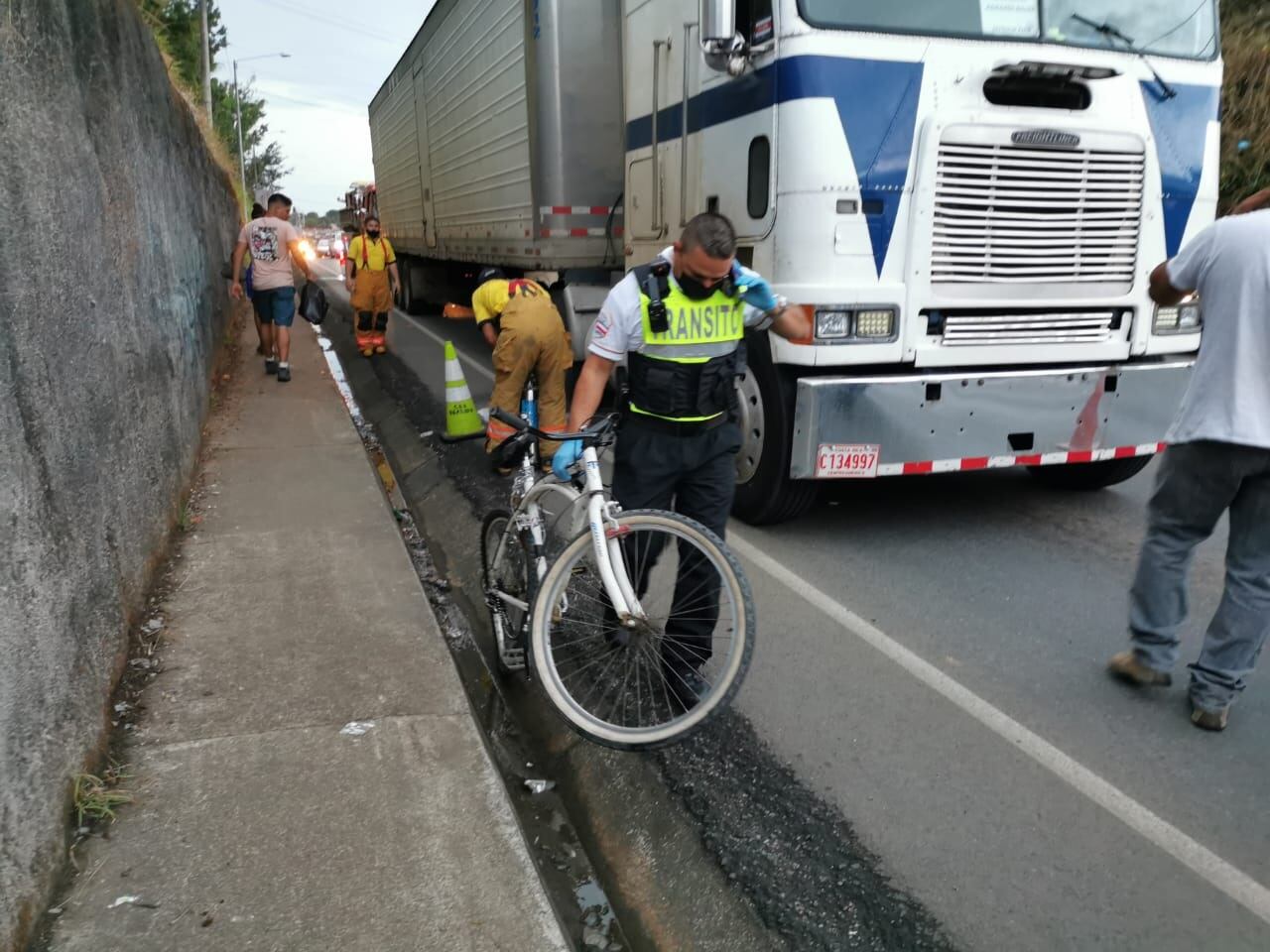 Roger López, exregidor municipal en Pérez Zeledón muere arrollado por tráiler. Foto Mario Cordero.