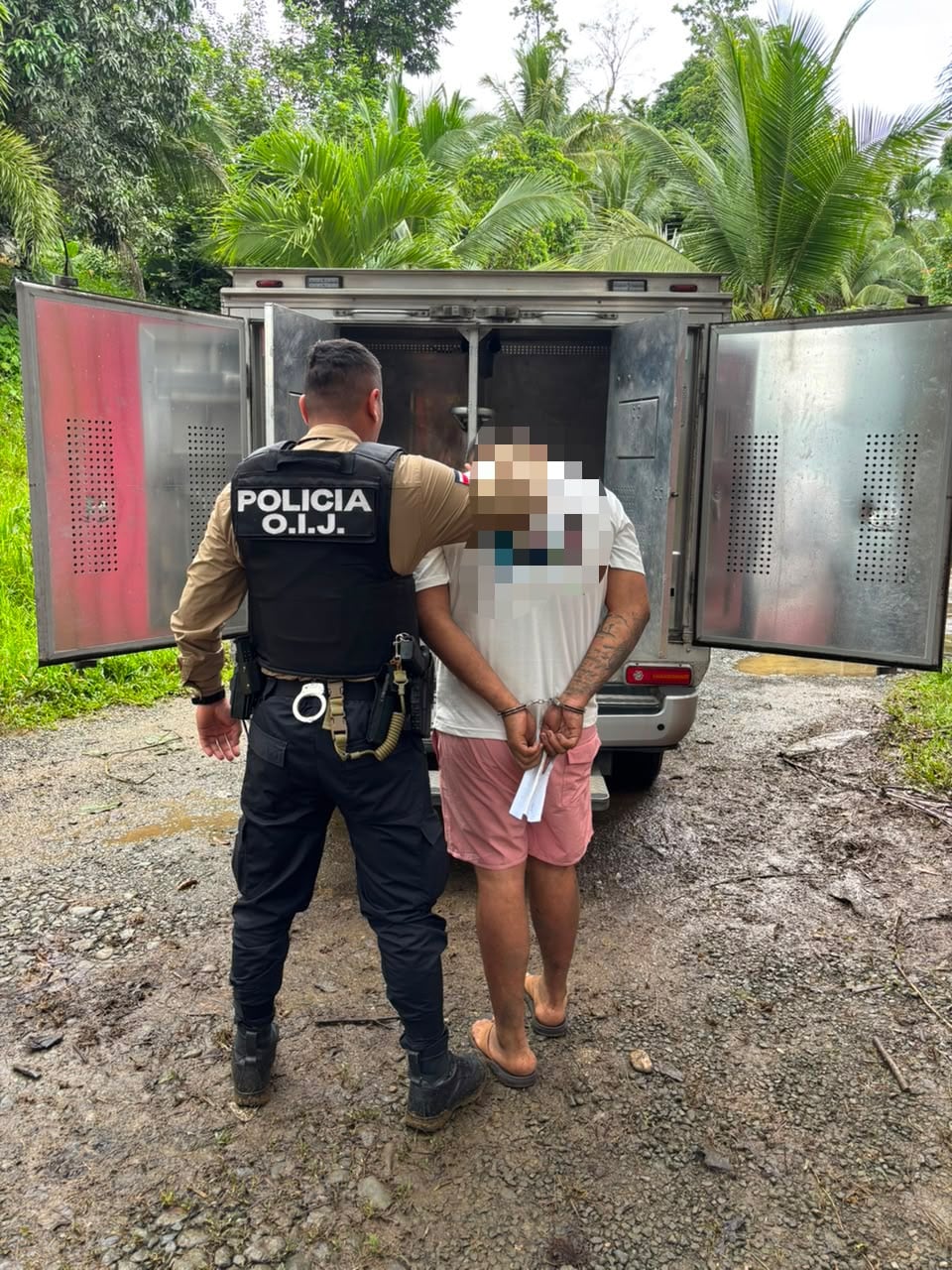 Cuatro hombres, entre ellos un menor de edad, y una mujer fueron detenidos en los allanamientos. Foto OIJ.