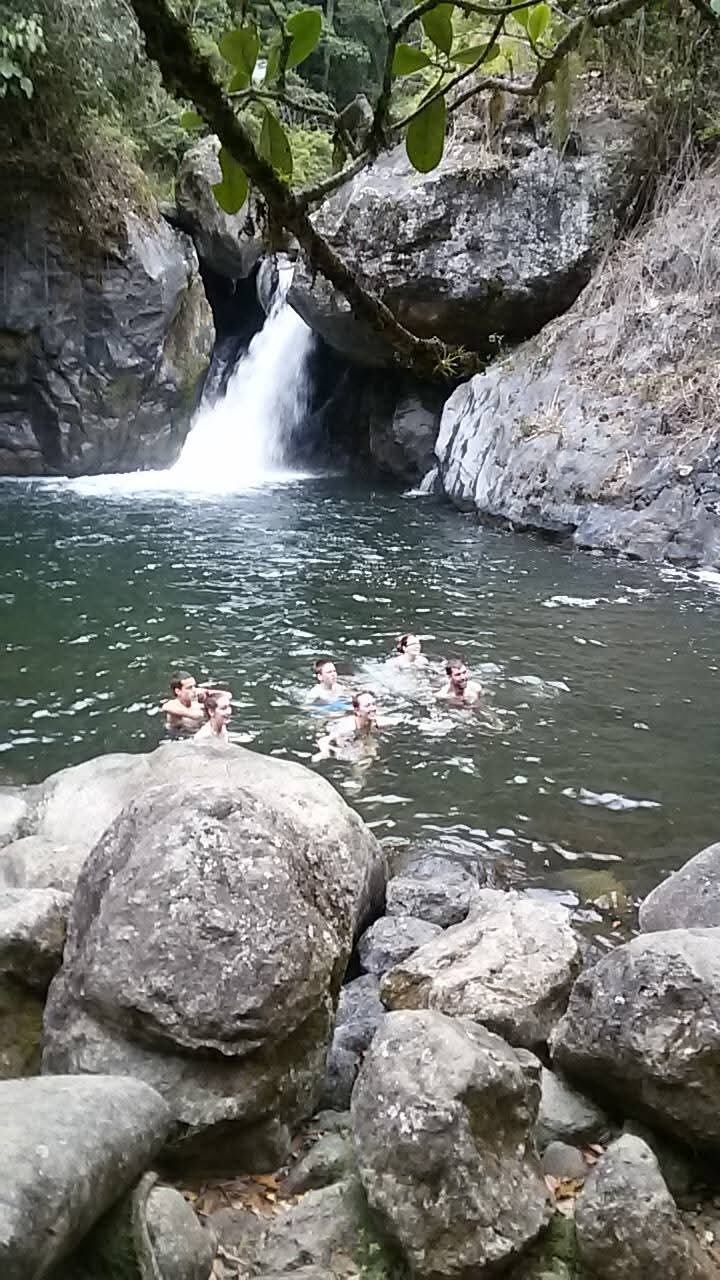 El agua de esta catarata es fría y cristalina.