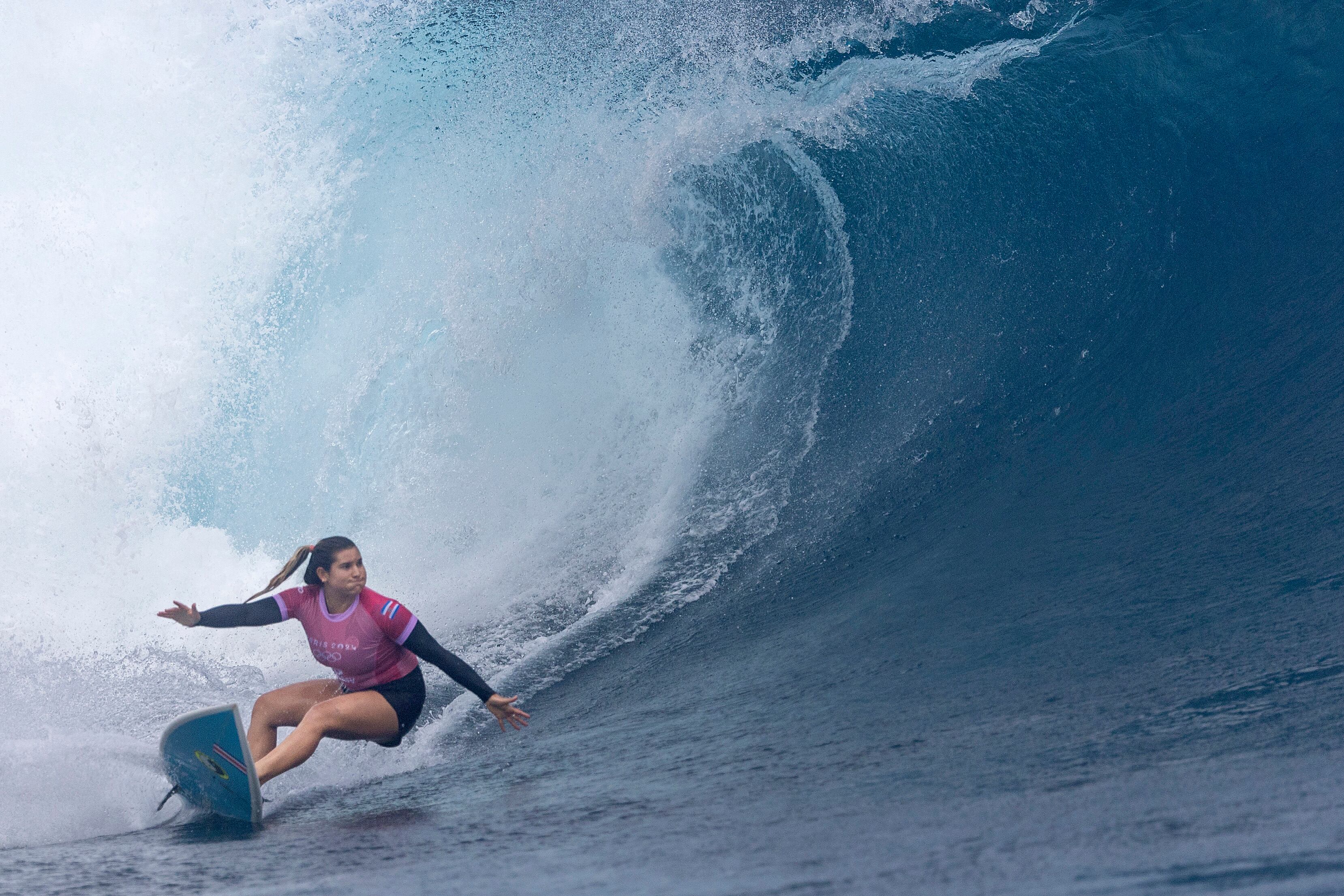 Brisa Hennessy voló sobre las olas, en los octavos de final del Torneo de Surf de los Juegos Olímpicos París 2024.