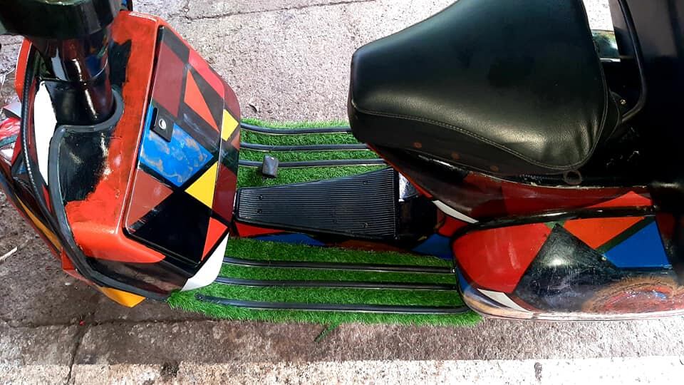 Como la situación económica está muy dura en estos tiempos de Covid-19, don Marco Aurelio Madriz Zúñiga se fue a una ferretería, compró pintura y él mismo decoró Vespa 2006 LML de 150 centímetros cúbicos y de una vez le puso nombre: La Negra.