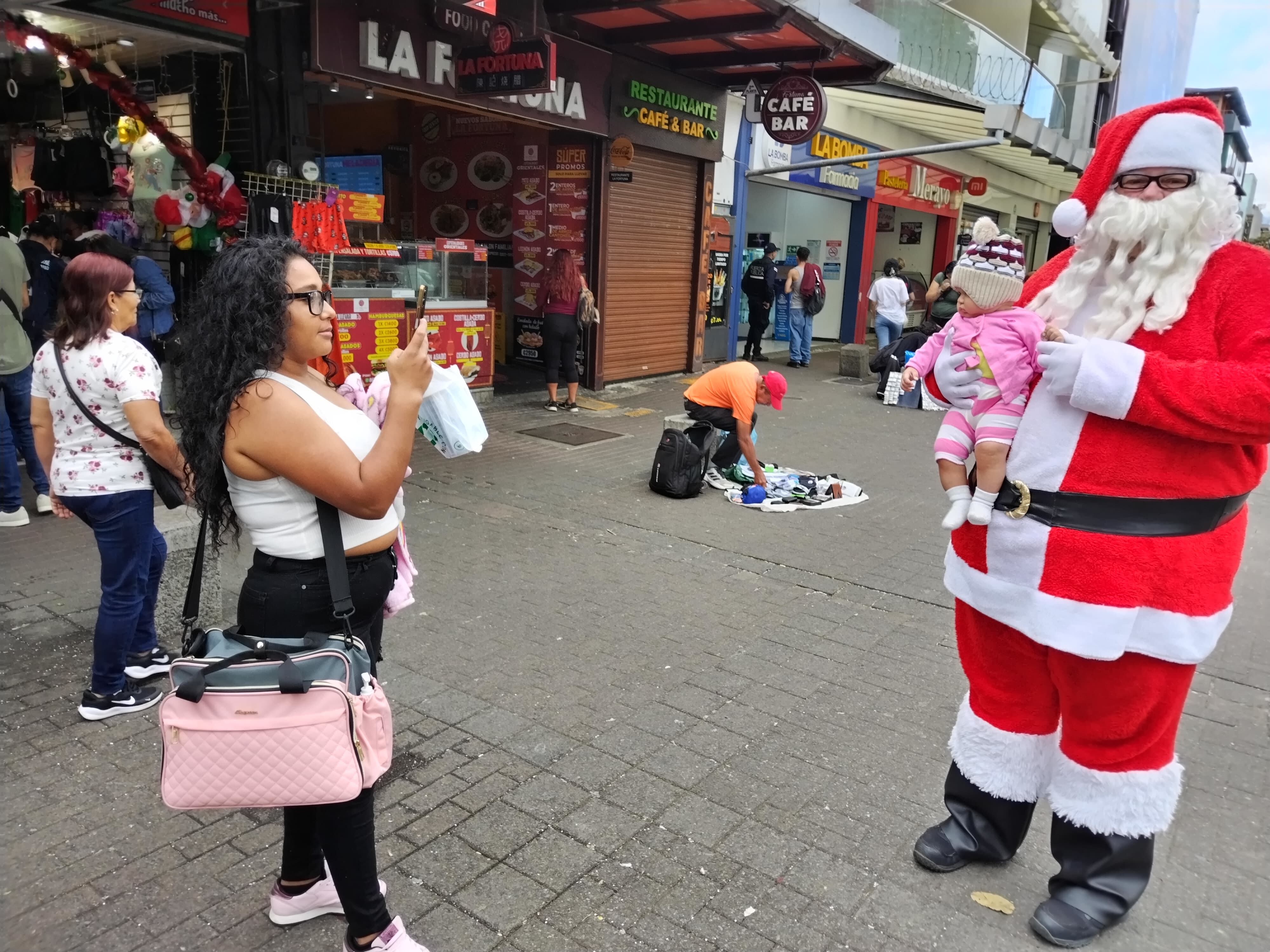 Después de 5 años las calles de San José vuelven a alegrarse con el Santa Claus de casi dos metros de alto que se pasea para que niños, jóvenes y adultos se tomen fotos con él. Se llama Enrique Hayes Rodríguez, un alegre hondureño