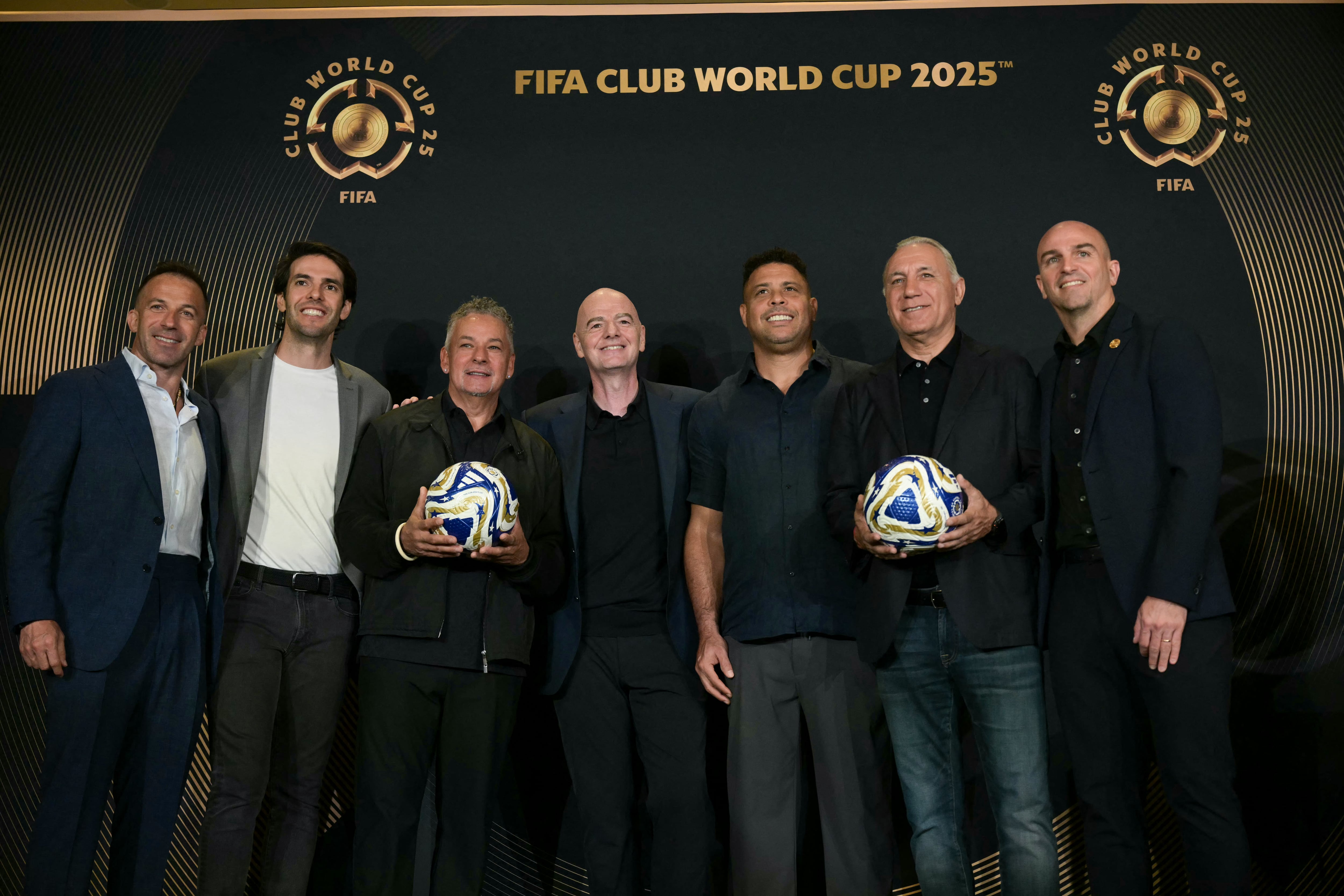 El presidente de la FIFA Gianni Infantino posa con los exjugadores Alessandro del Piero, Kaká, Roberto Baggio, Ronaldo, Hristo Stoichkov y Esteban Cambiasso en la Torre Trump, luego de una conferencia de prensa sobre la final del Mundial de Clubes.