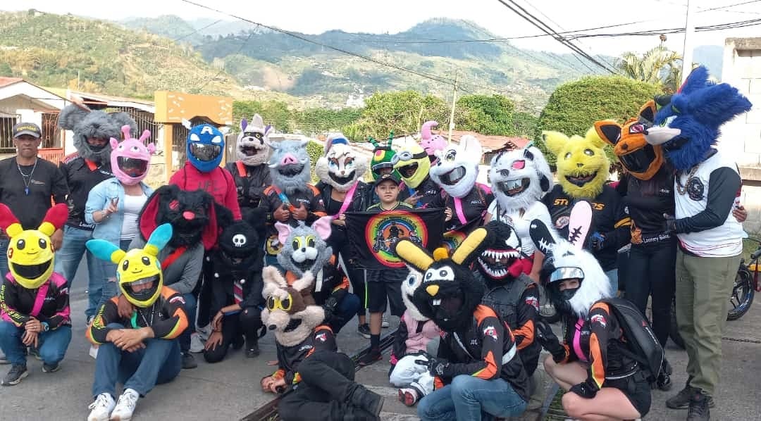 Hay un club de peluches motoqueros que se llaman Looney BikersClubcr que, posiblemente, usted ha visto rodando por las calles del país o le han tocado el corazón a algún conocido con la noble obra social que hacen