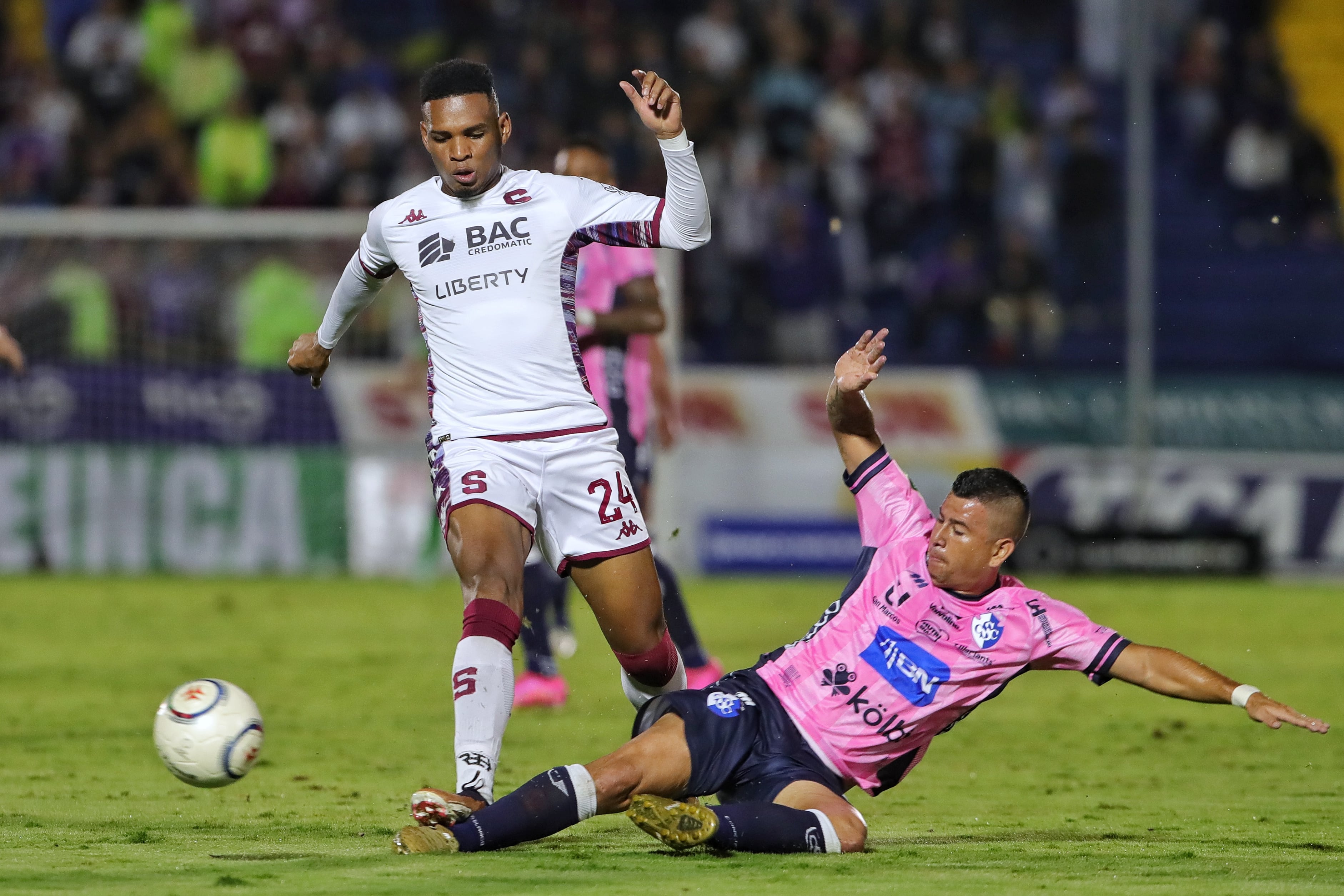 21/10/2023/ Juego entre el Club Sport Cartaginés vs Deportivo Saprissa por la jornada 16 tel torneo apertura de la Liga Promerica en el estadio Fello Meza de Cartago / Foto John Durán