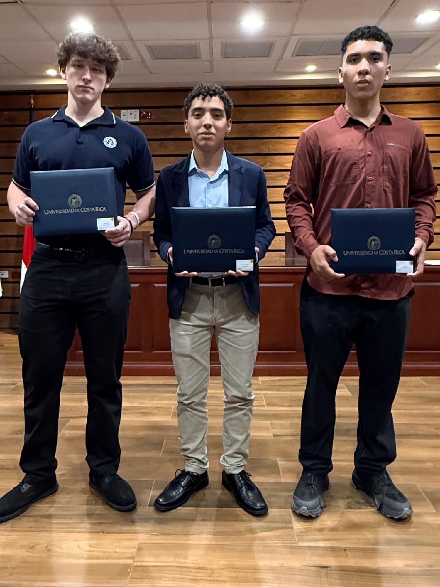 El martes 25 de noviembre del 2025 la UCR entregó reconocimientos a los mejores exámenes de admisión para el curso lectivo 2026. En la foto, las tres mejores notas, de izquierda a derecha, Santiago Salazar Díaz del Colegio Científico Bilingüe Reina de los Ángeles (789,71), David Ignacio Araya Mora egresado del Colegio Científico de Alajuela (800) y Marvin Herrera Baltodano del Colegio Humanístico Costarricense sede regional Chorotega (788, 65).