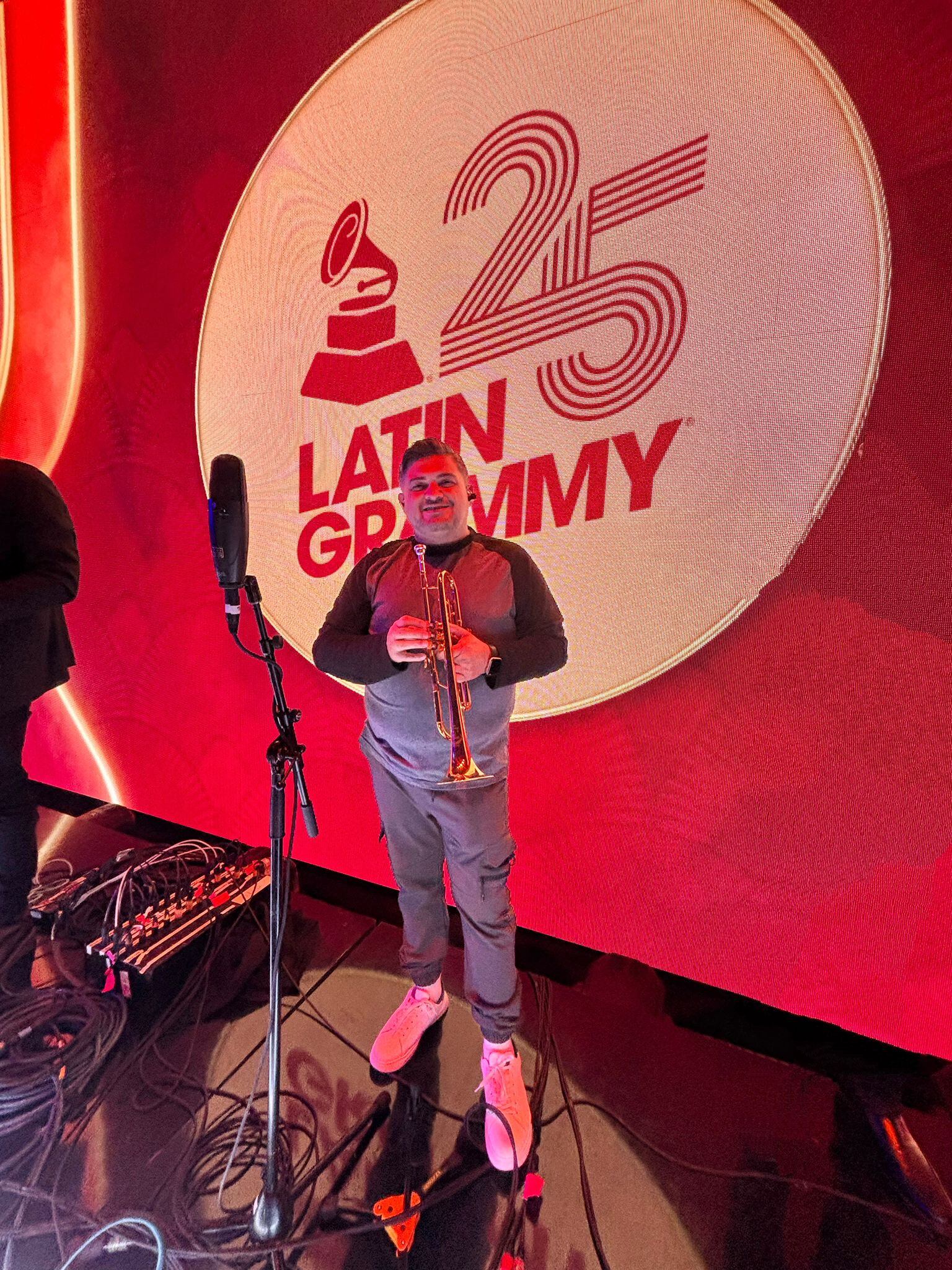 El costarricense Ernesto Núñez Chacón tiene 38 años, es trompetista y desde el 2010 es integrante de la 4.40, la banda del cantautor dominicano Juan Luis Guerra quien el pasado 14 de noviembre se ganó 4 grammies más para un total de 28.