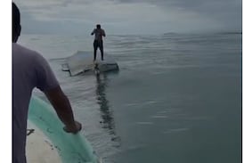 Video: Hallan con vida a uno de los cinco hombres desaparecidos tras vuelco de pangas en Guanacaste