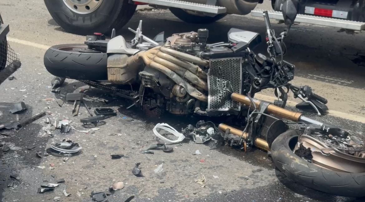 Un motociclista está muy grave luego de sufrir un terrible accidente