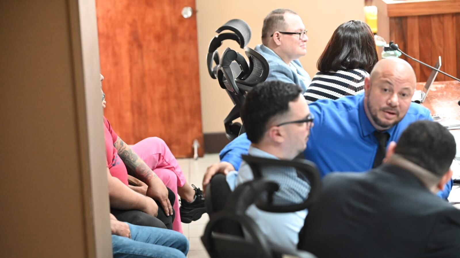 Abogados defensores de los cuatro policías sospechosos de atropellar y matar a un perro en Purral de Goicoechea; los acusados están sentados detrás de sus representantes legales. Foto: Albert Marín