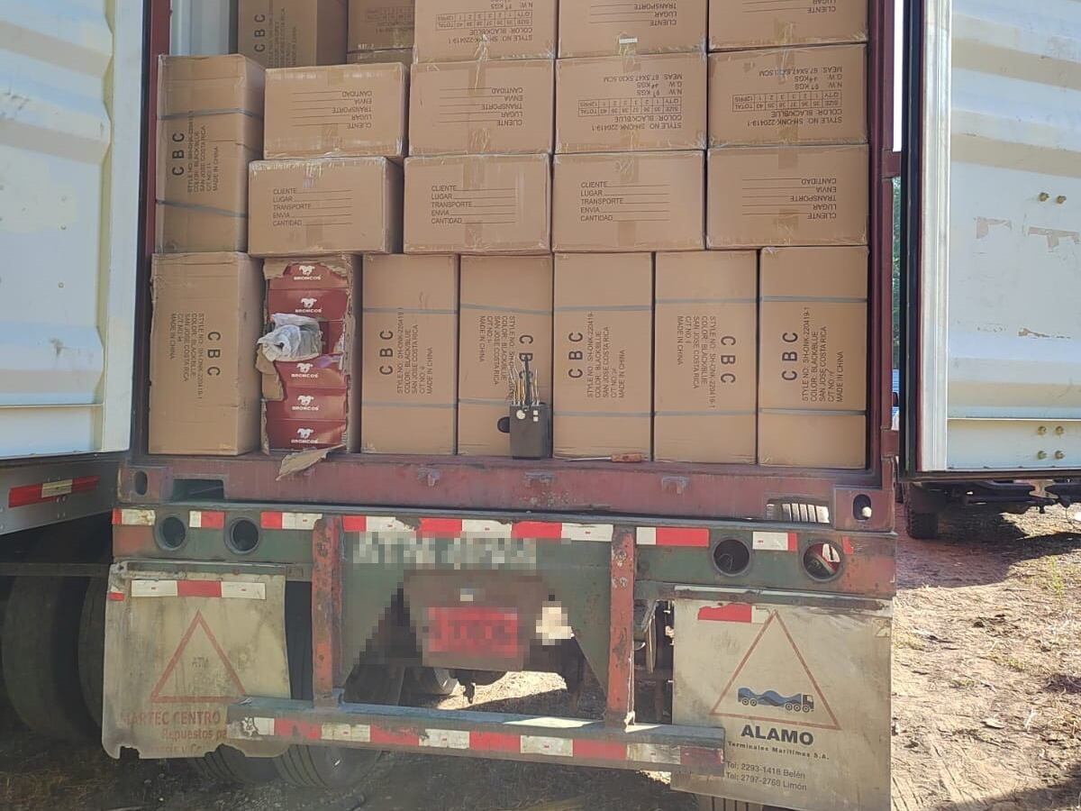 Los tres sujetos fueron detenidos en un parqueo en El Roble de Puntarenas. Foto MSP.