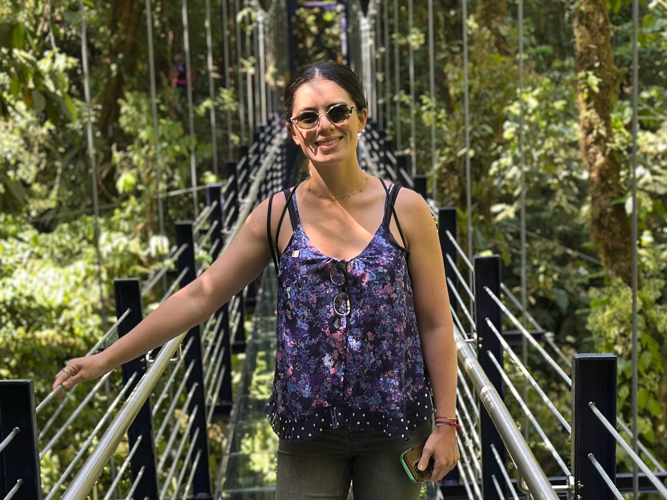 El puente de vidrio está rodeado por el bosque nuboso de Monteverde, lo que hace la experiencia mucho más inmersiva.