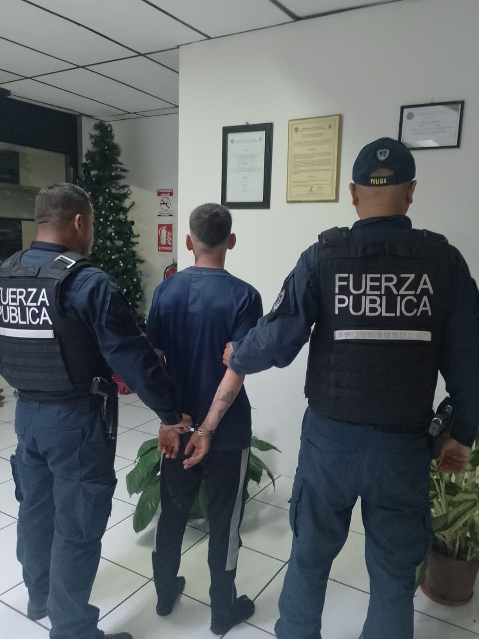 Fuerza Pública detuvo a un sujeto quien era la pareja de la joven asesinada en Barrio Lourdes de Ciudad Quesada tras sufrir heridas por arma blanca en el cuello y extremidades superiores. Fotografía: