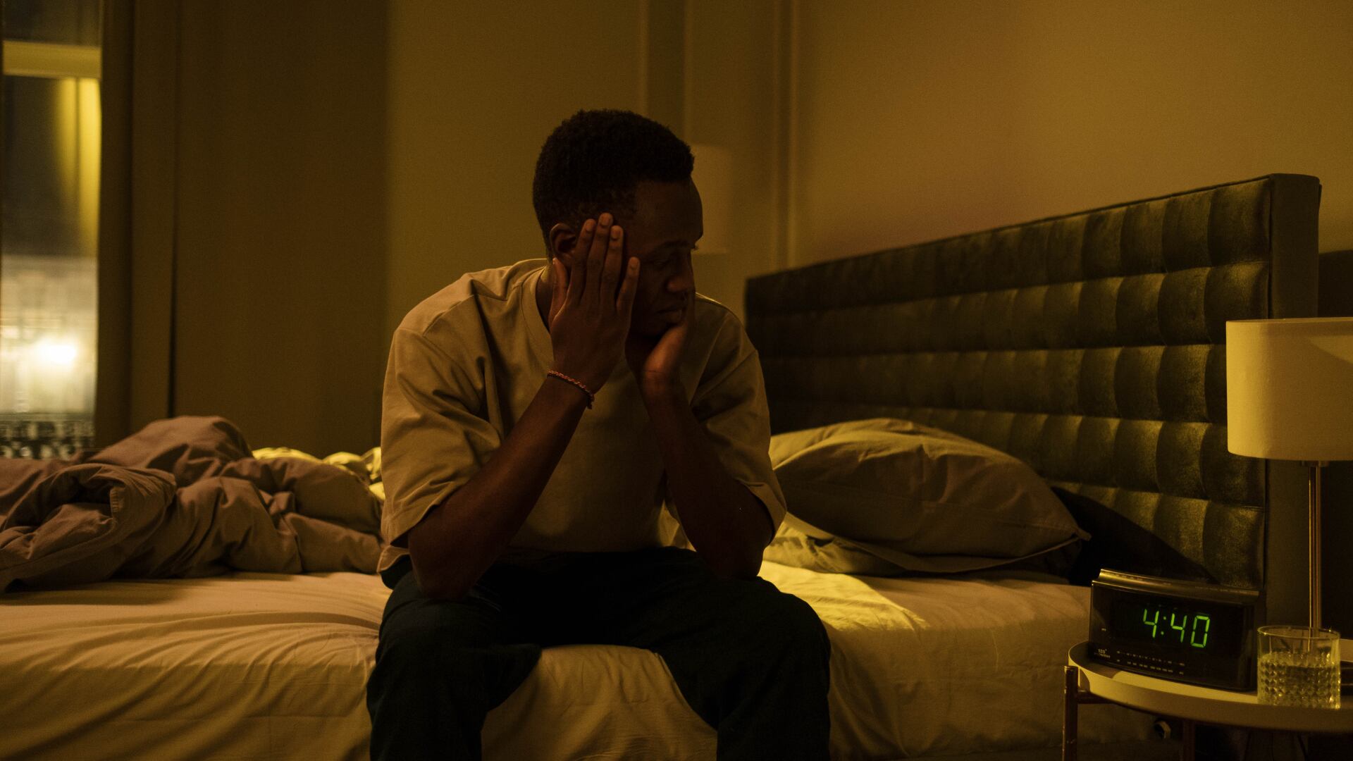 Aunque ayuda a dormir, la melatonina puede causar sueños vívidos, despertares nocturnos y somnolencia durante el día.