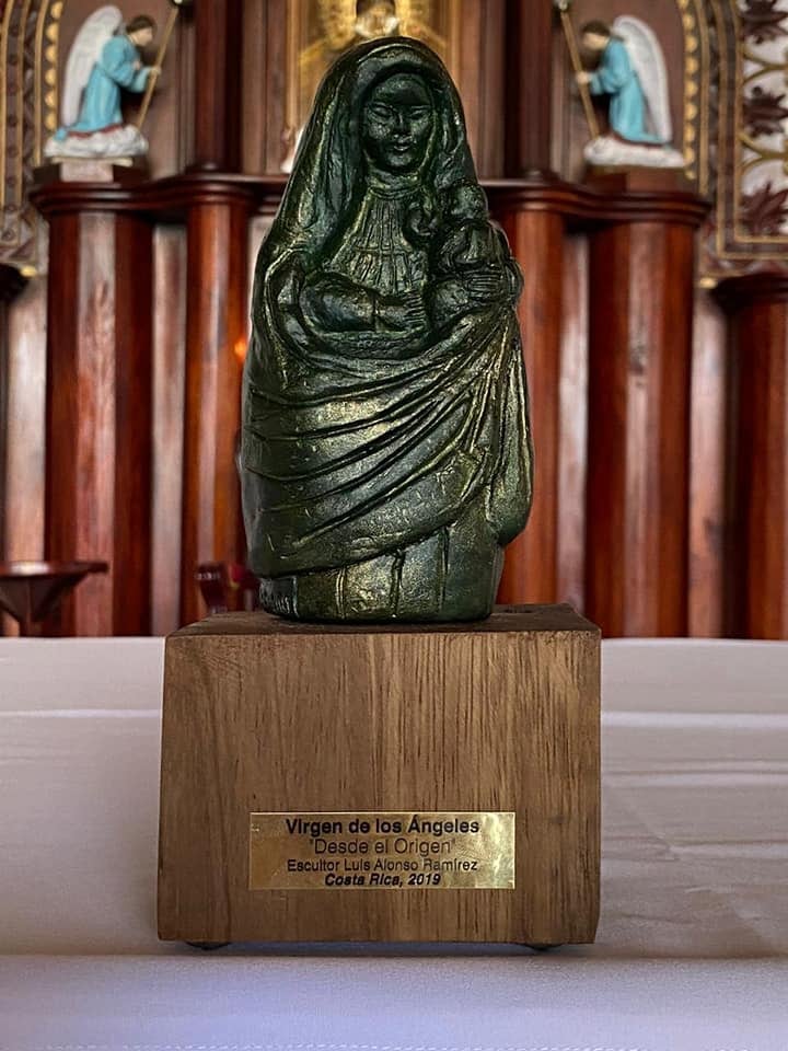 El escultor costarricense, Luis Alonso Ramírez Ramírez, tiene un proyecto que se llama “Desde el origen”, el cual le regala una réplica casi exacta de la virgen de Los Ángeles a las comunidades del país que estén dedicas a ella.
