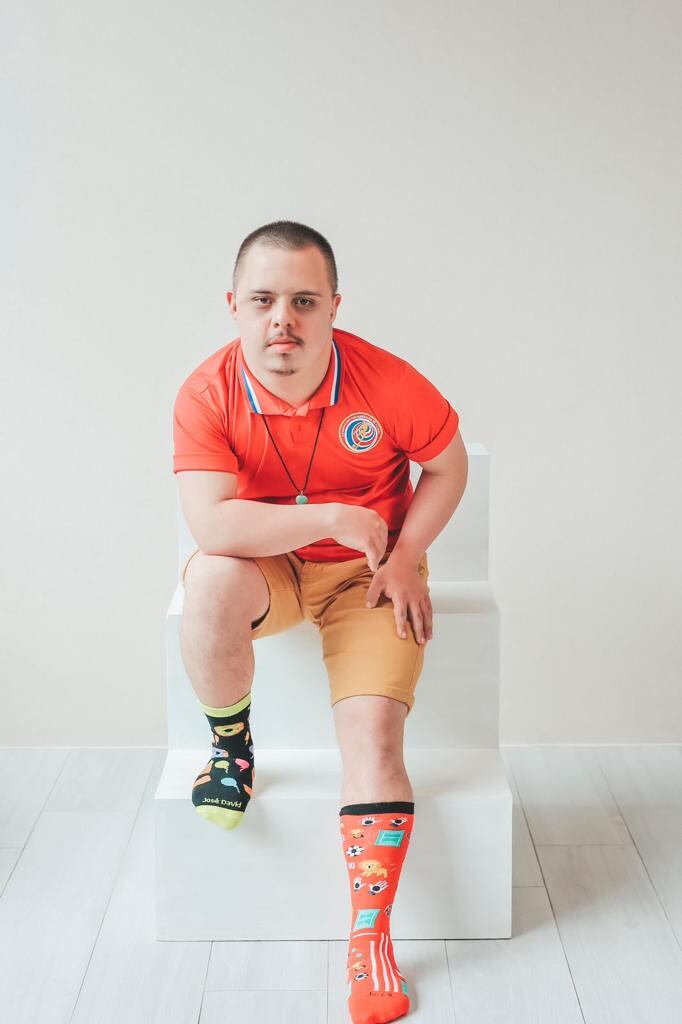 Margot Hidalgo y José Segura, son unos empunchados trabajadores y también salieron bien buenos para el diseño ya que son dos de las personas con Síndrome de Down que diseñaron medias para la campaña “Las llevamos diferentes porque somos iguales” organizada por la Fundación Yo puedo ¿y vos?