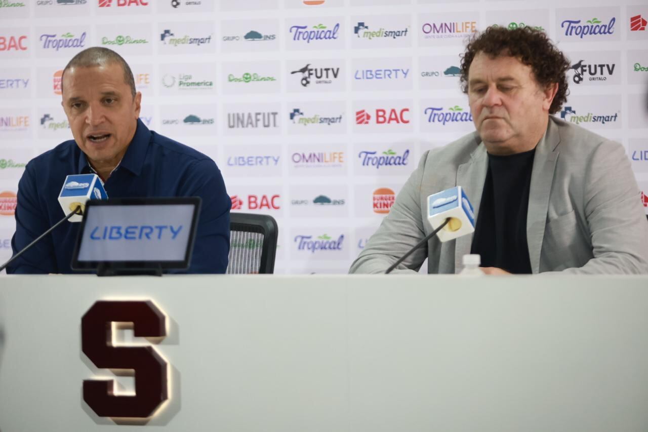 Marcelo Tulbovitz fue presentado por Erick Lonis, director deportivo morado.