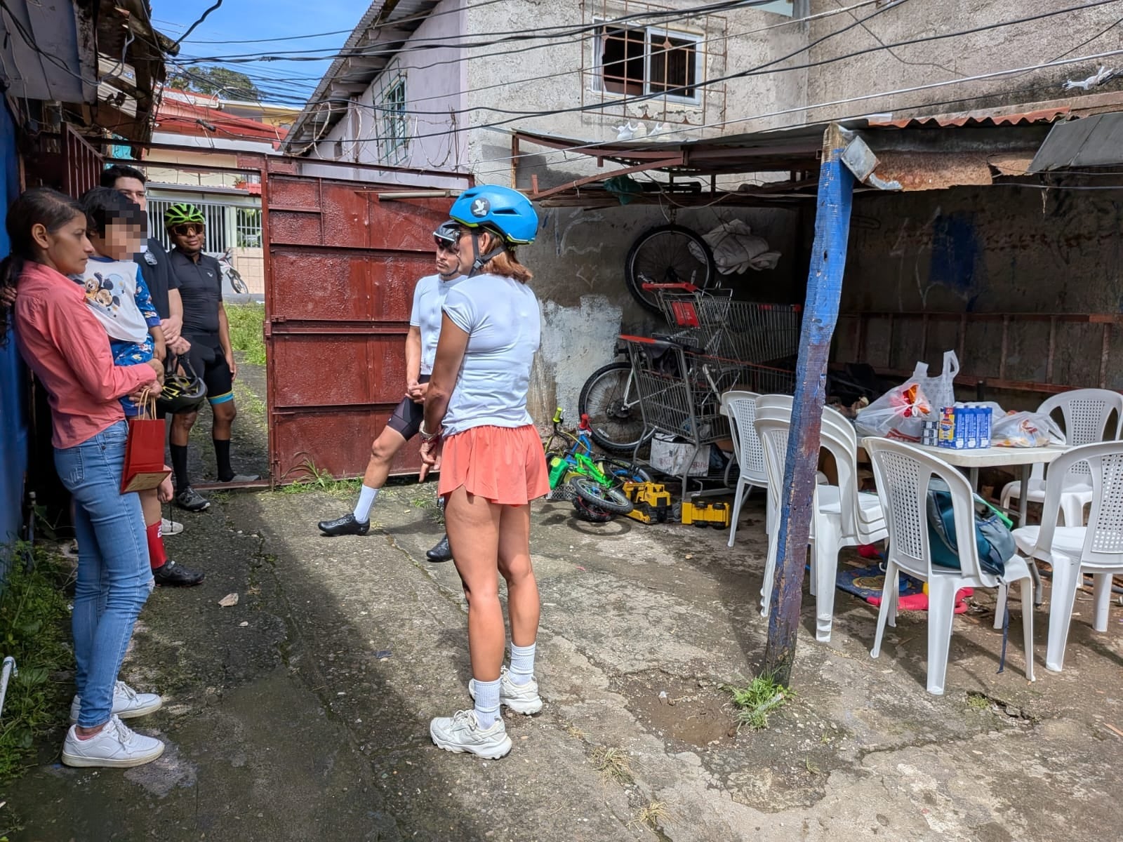 Los ciclistas llevaron varia donaciones a la mamá de Leandro Mangas. Foto cortesía.