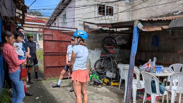 Ciclistas pedalearon para llevarle ayudas a mamá de Leandro Mangas, niño que cayó en alcantarilla