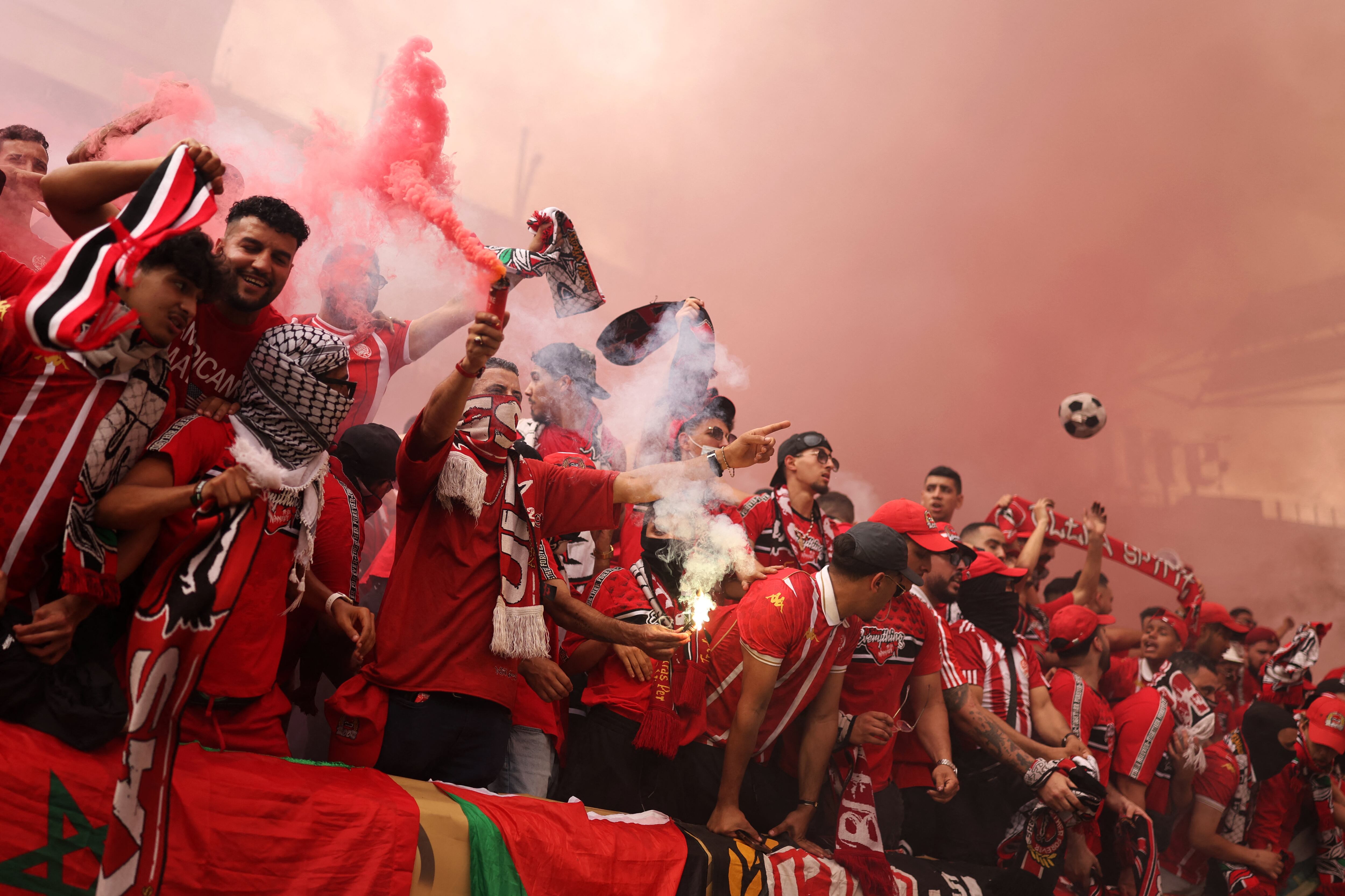 Los aficionados del Wydad de Marruecos celebraron de esta forma tras anotarle un gol a la Juventus en el Mundial de Clubes.