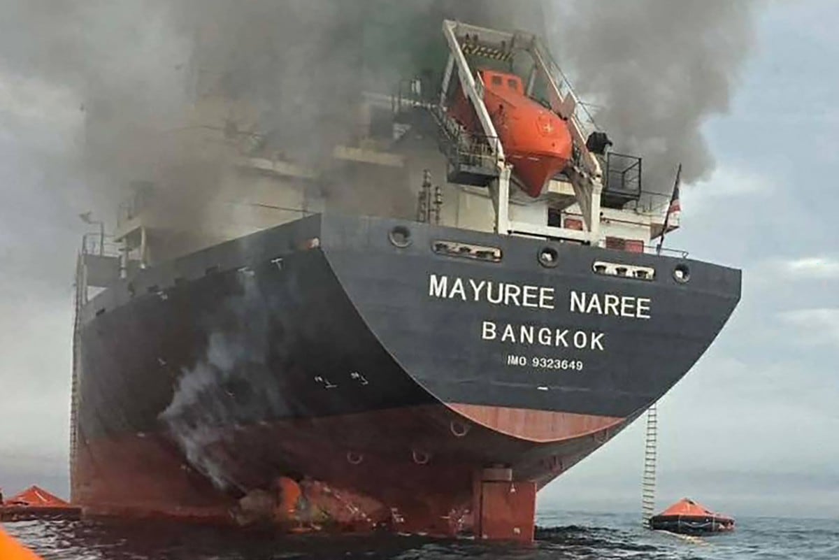 Esta foto distribuida el 11 de marzo de 2026 por la Armada Real de Tailandia muestra humo elevándose del buque granelero tailandés “Mayuree Naree” cerca del estrecho de Ormuz, tras un ataque.