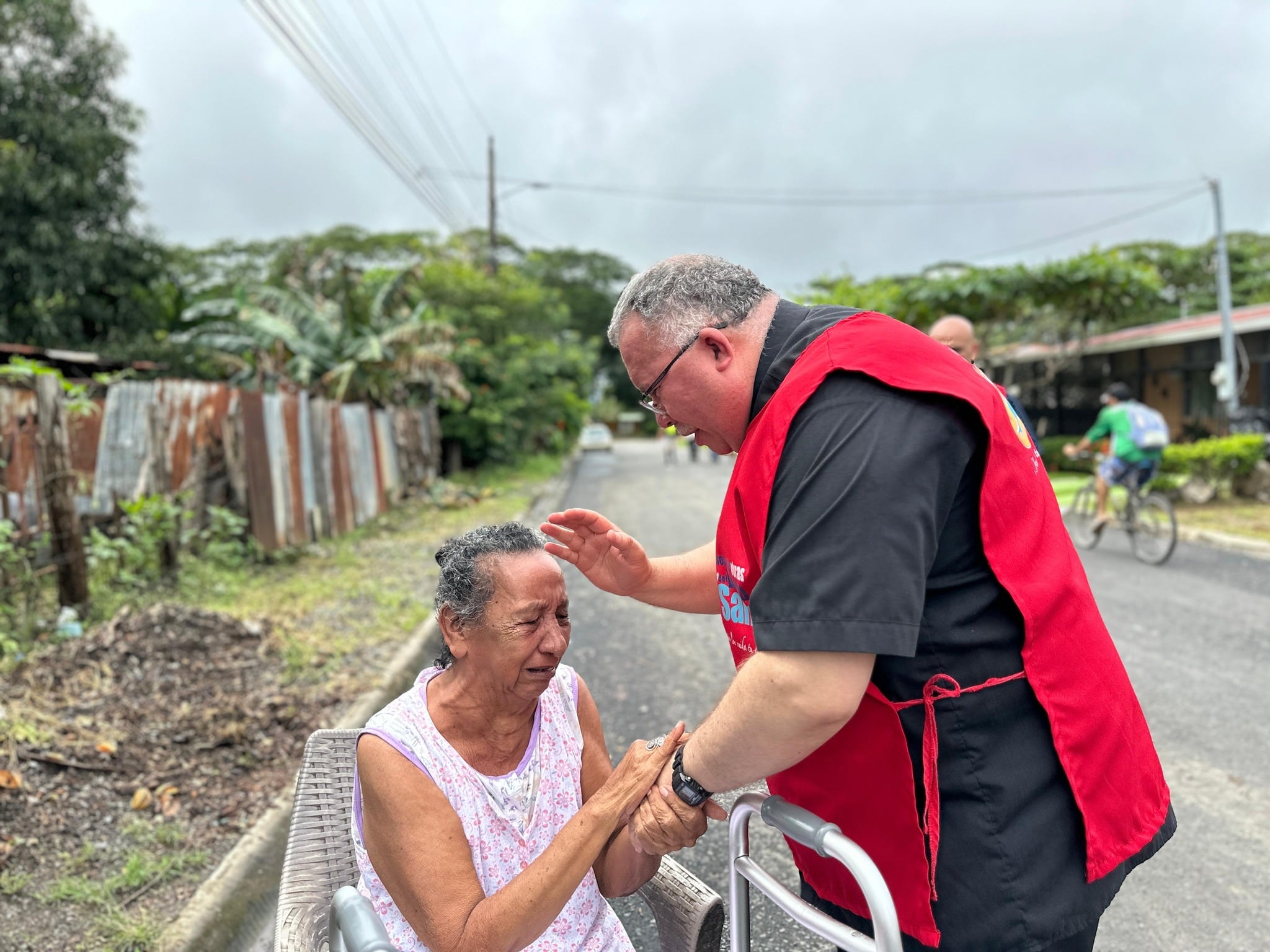 Padre Sergio Valverde está en Guanacaste ayudando a los afectados por las lluvias