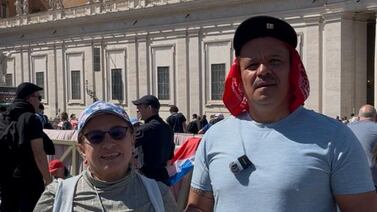 Pareja tica hizo una “locura” para poder ver el humo blanco