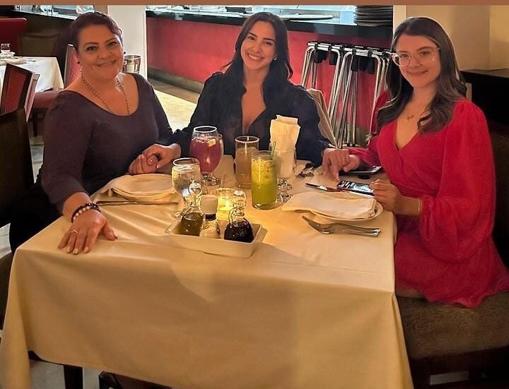 Kimberly Loaiza se inspiró en problema de salud para emprender un ambicioso proyecto