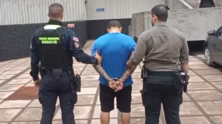 Un hombre de apellido Martínez hizo de todo con tal de evitar su captura por parte de la Policía Municipal de Moravia, San José. Foto: Policía Municipal de Moravia