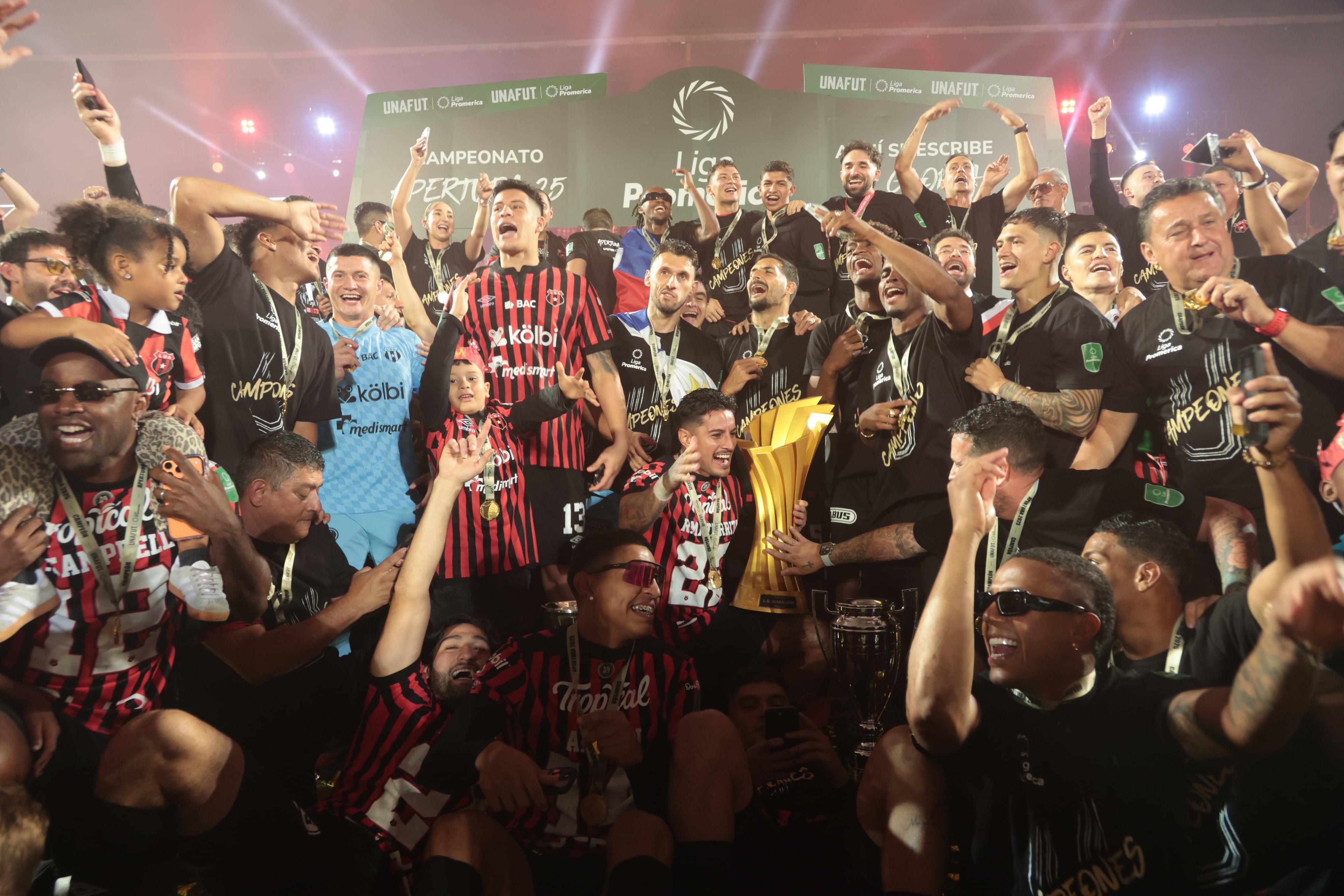 20/12/2025/ partido de ida entre Liga Deportiva Alajuelense vs Saprissa por el partido de vuelta de la final del Torneo apertura de la Liga Promerica 2025 en el estadio Alejandro Morera Soto / foto John Durán