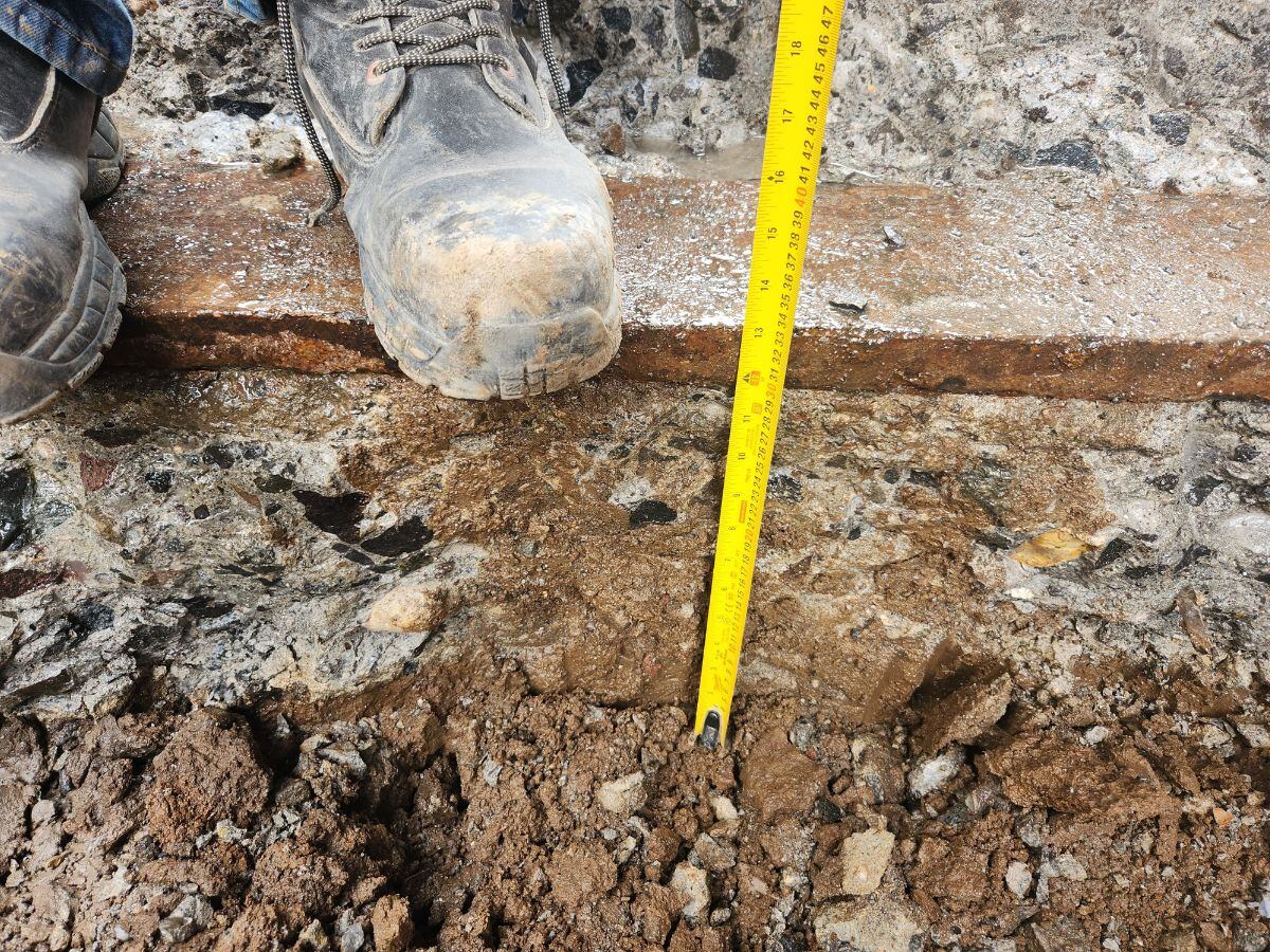 Los rieles estaban bastante escondidos bajo tierra.