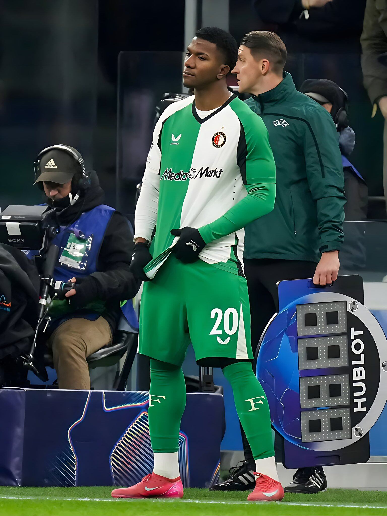 Jeyland Mitchell entró ante el AC Milan a los 88 en la Champions League. Foto: Tomada de X