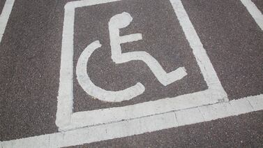 Conductor de 75 años denuncia que le hicieron un parte por usar un espacio preferencial