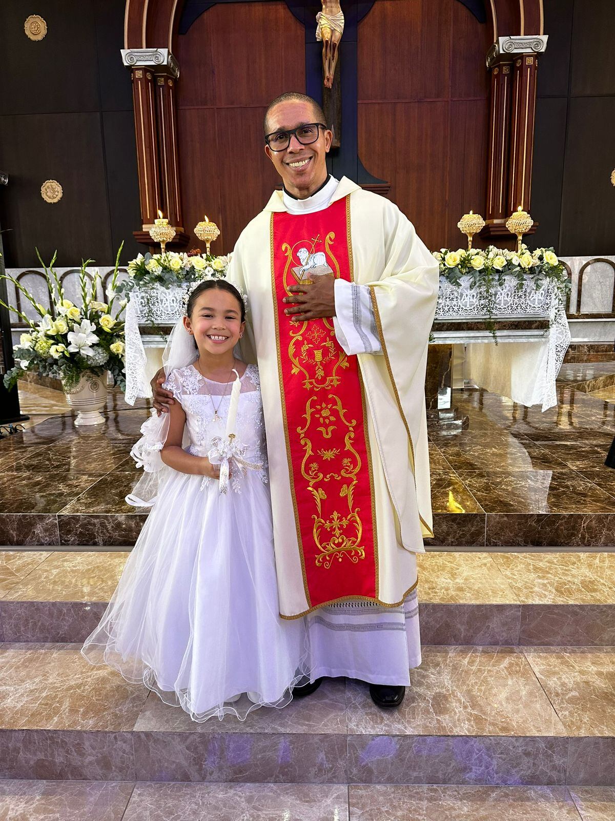 El padre Denis ha sido vital en la recuperación de Ricardo Blanco a nivel espiritual.