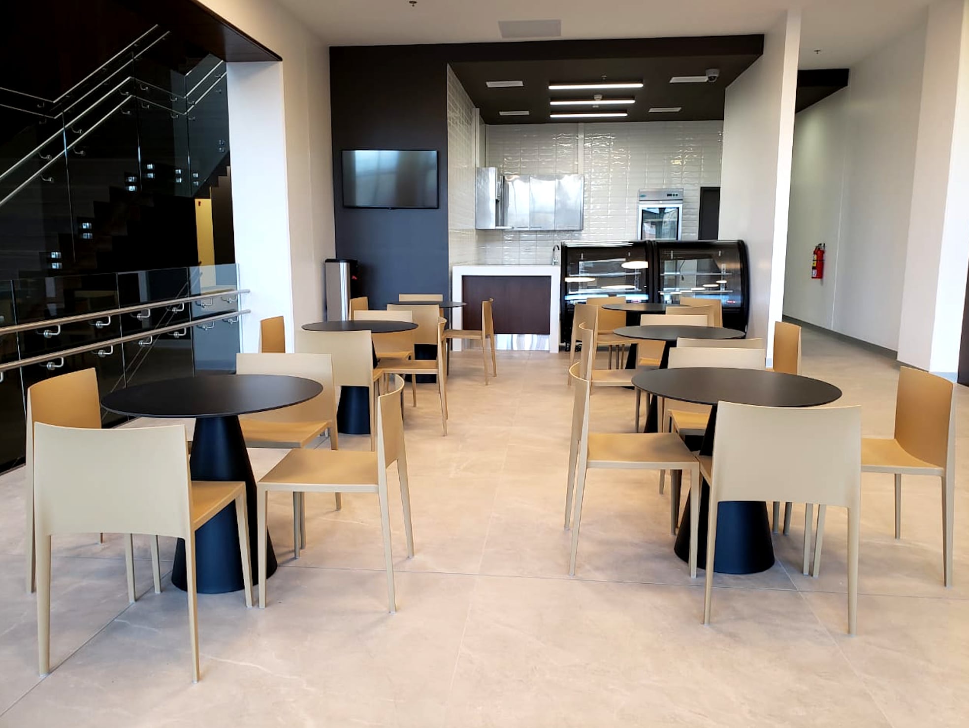 La Funeraria del Magisterio celebra 35 años de historia con la inauguración de un moderno edificio que mantiene la tradición de acompañar y reconfortar a las familias que pierden un ser querido.