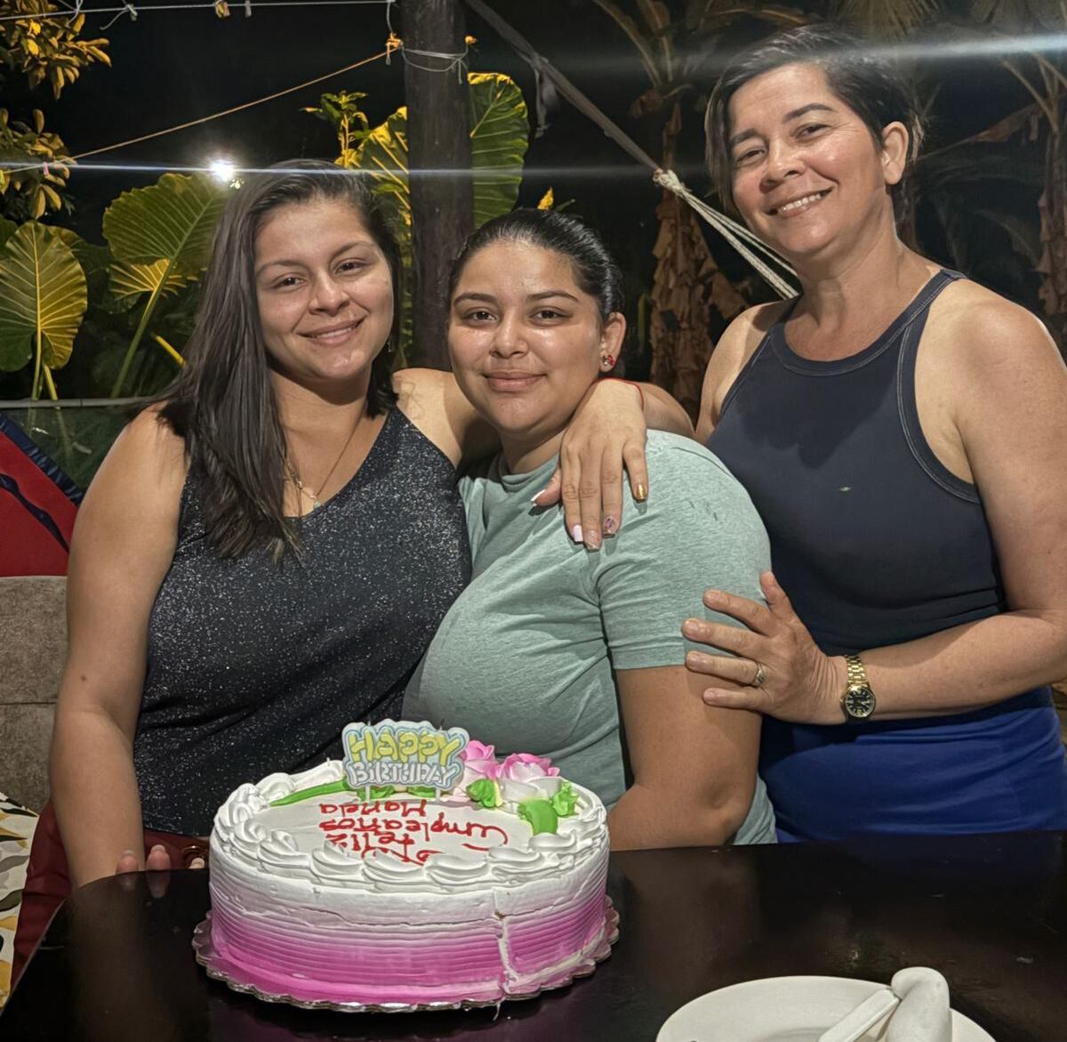 Lilliam Salazar estaba viviendo una de las etapas más felices de su vida, Lilliam es la de pelo corto, junto a sus dos hijas. Foto: Daniela Salas para La Teja
