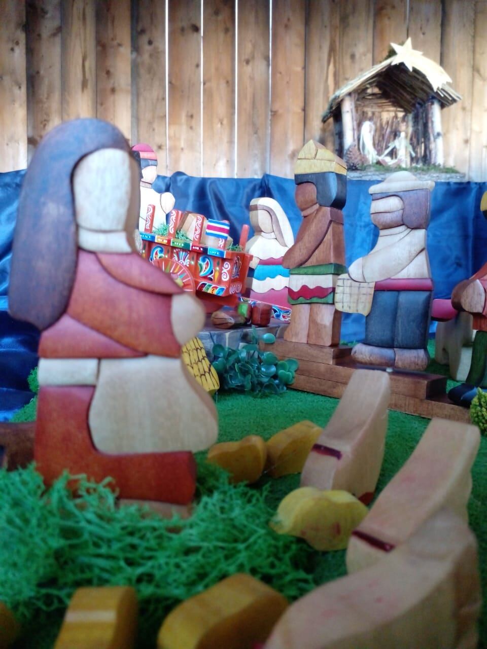 En el puro corazón y las raíces de Sarchí la artesana, Cinthya Soto Murillo, fabricó un pasito muy, pero muy a la tica el cual se exhibe en el puro corazón del Vaticano desde el pasado 8 de diciembre.