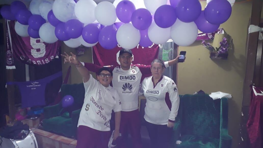 Johnny Vásquez, su hijo Evans y su familia. Todos son morados de corazón. Cortesía.